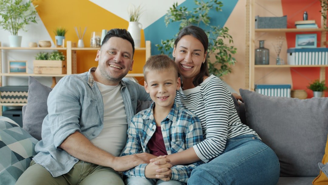Familia reunida y feliz tras resolver su conflicto mediante mediación