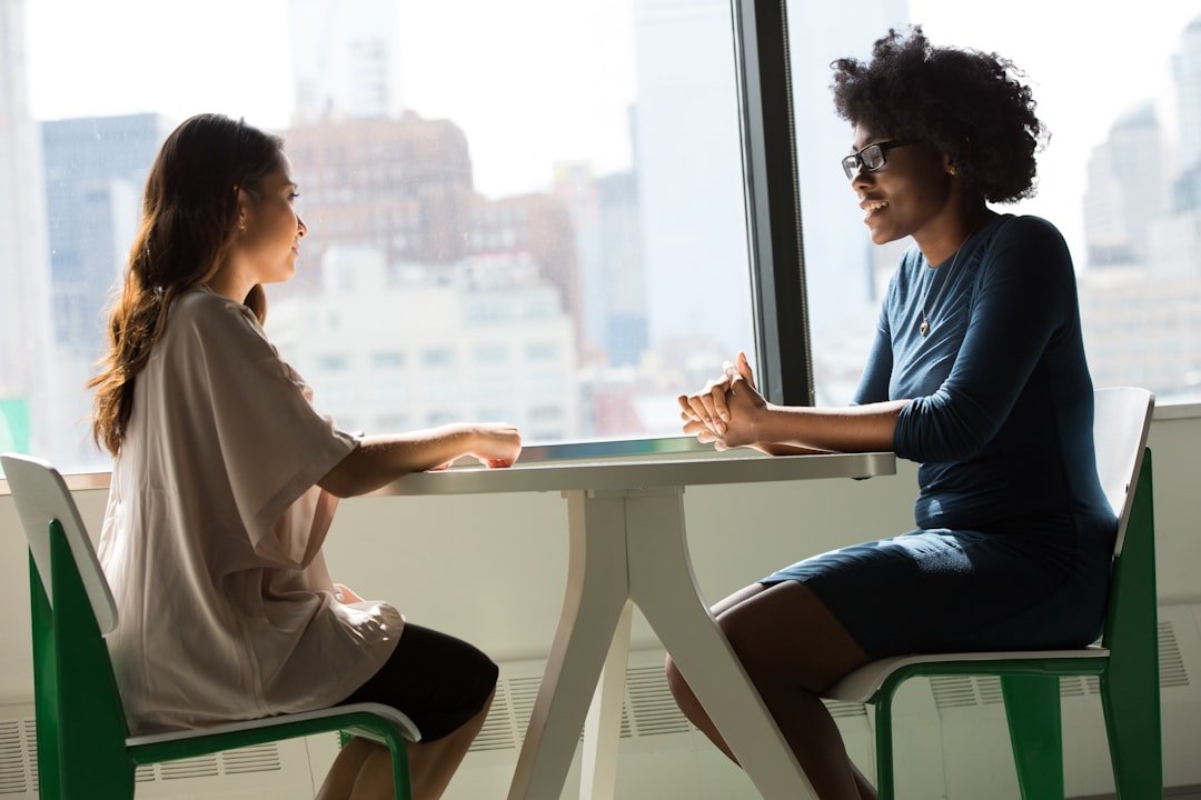 Sesión de mediación familiar: dos personas dialogando con la ayuda de un mediador